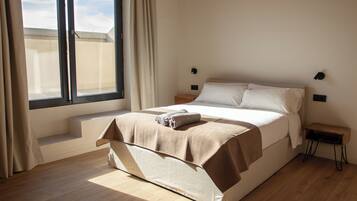 Superior appartement, terras, uitzicht op stad | Donzen dekbedden, een laptopwerkplek, gratis wifi