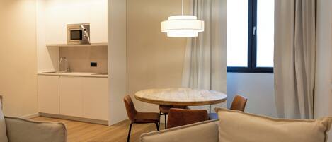 Apartamento família, 2 quartos, cozinha, vista para a cidade | Área de estar | Smart TV 55 polegadas com canais digitais