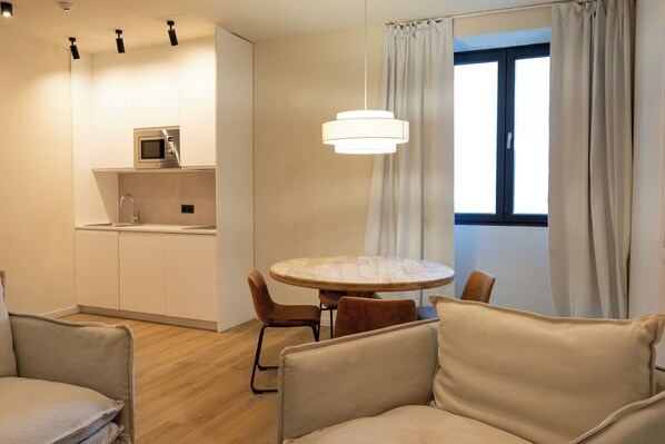 Family Apartment, 2 Bedrooms, Kitchen, City View | Living area - Salon Suites Tremp (Tremp)