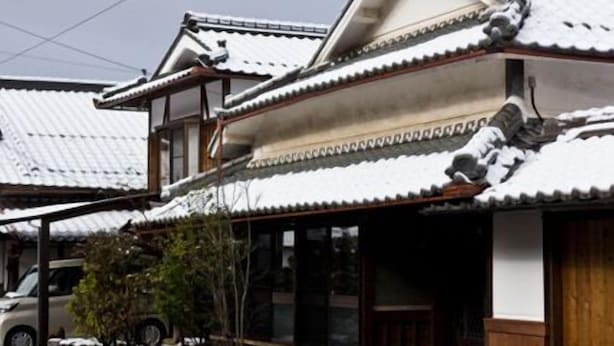 Un edificio japonés tradicional, con tejado de tejas y estructura de madera.