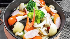 A pan with various vegetables and meat, including broccoli, tomatoes, and mushrooms. - Glamping Resort ITU (Nasu)
