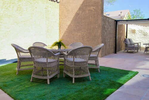 'El Palacete del Secretario' Apartment: Private Pool, Wi-Fi & Air Conditioning