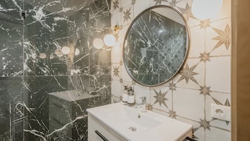 Ducha, secador de pelo y toallas
