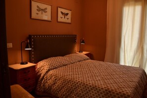 Tabla de planchar con plancha, wifi, ropa de cama