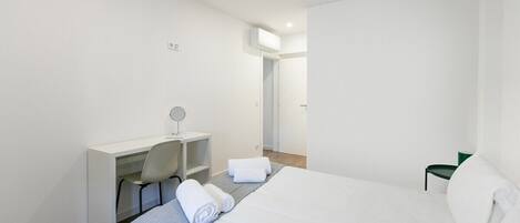 3 bedrooms, iron/ironing board, internet, bed sheets