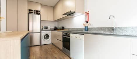 Refrigerador, microondas, horno, placa de cocina