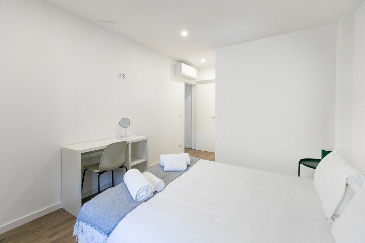 3 habitaciones, tabla de planchar con plancha, internet y ropa de cama 