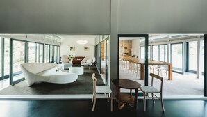 Un interior moderno con comedor, un sofá blanco y una mesa redonda.