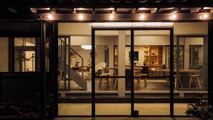 Un restaurante con una decoración moderna, una escalera y un letrero que dice 'Takigahara Craft & Stay'.