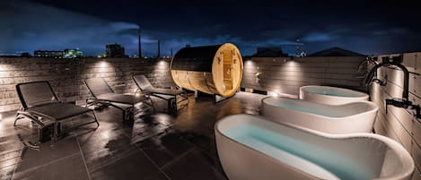 Outdoor spa tub
