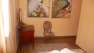 Een strijkplank/strijkijzer, wifi, beddengoed