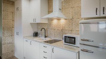 Réfrigérateur, micro-ondes, plaque de cuisson, lave-vaisselle