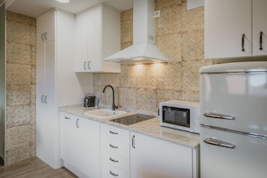 Fridge, microwave, stovetop, dishwasher