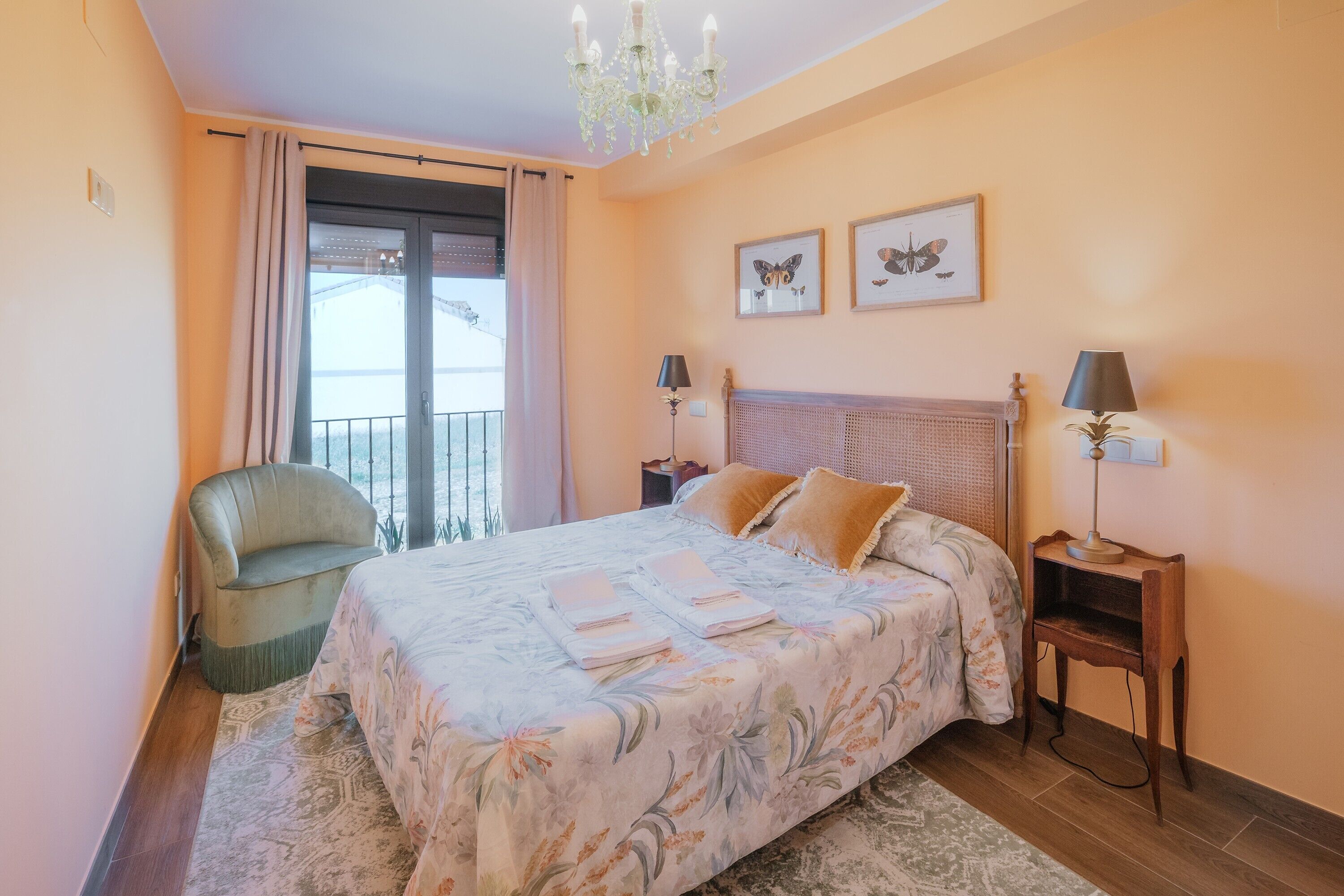 Tabla de planchar con plancha, wifi, ropa de cama