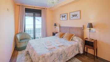 Tabla de planchar con plancha, wifi, ropa de cama