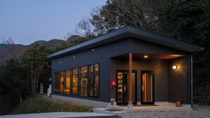 Un edificio moderno con ampie vetrate, una cassetta per la posta statunitense e un ingresso ben illuminato.