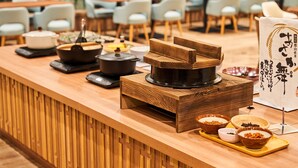 Een houten buffet met diverse gerechten en bestek.