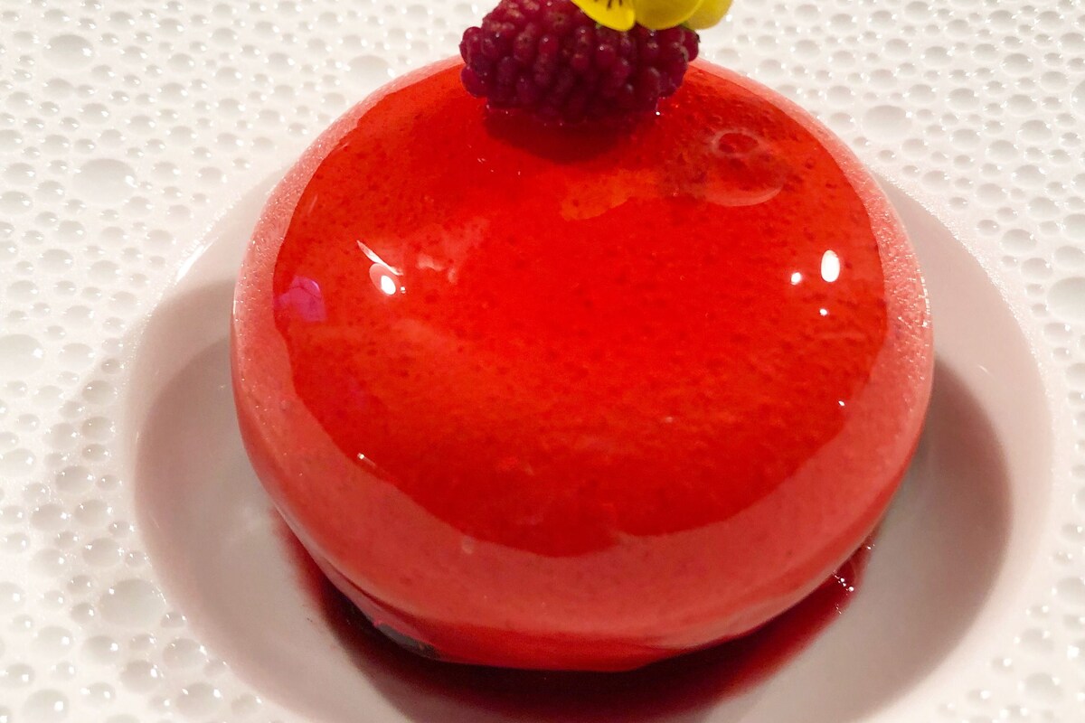 En dessert på en tallrik.