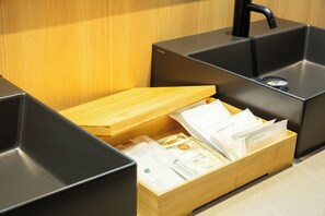Bathroom amenities - Nara Ryokan Bekkan Sweet Hotaru Gen (Nara)