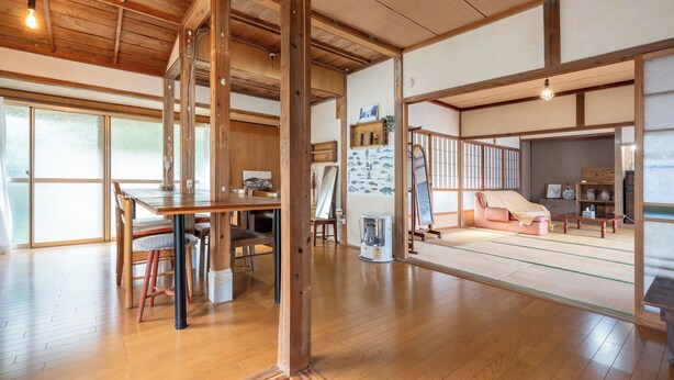 Ein traditioneller japanischer Raum mit Tatami-Boden und einer Sitzgelegenheit auf Tatami-Matten, ergänzt durch eine Schiebetür.