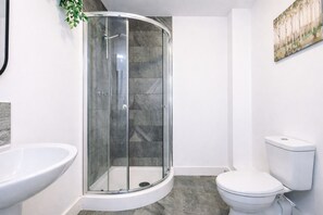 Dusch, hårtork, handdukar och tvål