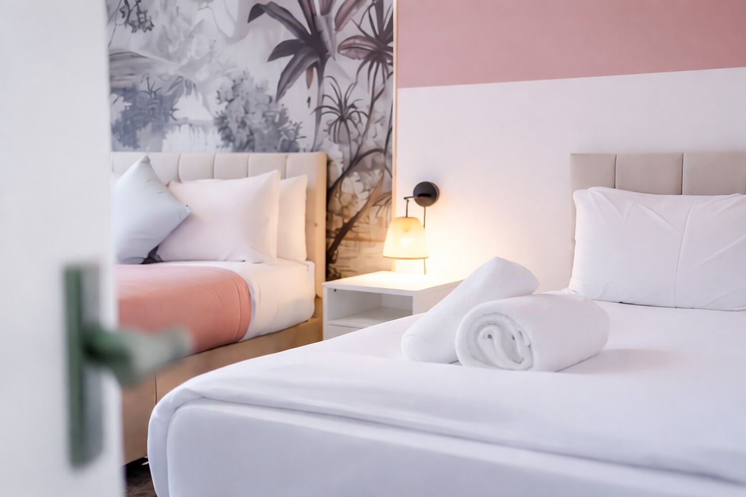 1 habitación, tabla de planchar con plancha y cuna de viaje 