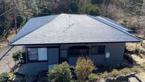A house with a sloped roof, a small porch, and a satellite dish. - Maigre Flat (Ito)
