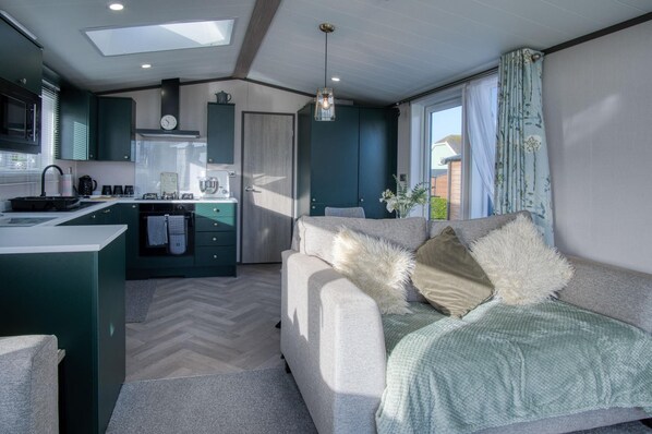 Floor plan - Bumblebee - 2 Bedroom Lodge - Manorbier (Tenby)