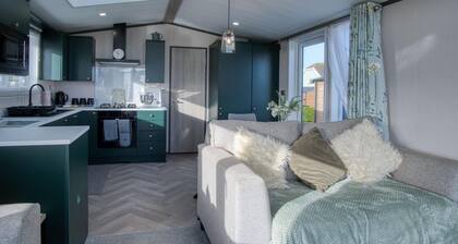 Bumblebee - 2 Bedroom Lodge - Manorbier