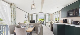 Bumblebee - 2 Bedroom Lodge - Manorbier