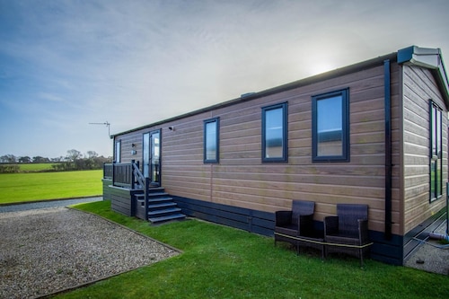 Bumblebee - 2 Bedroom Lodge - Manorbier