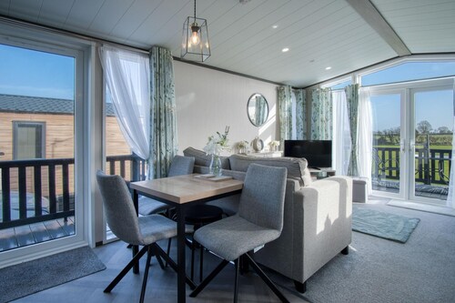 Bumblebee - 2 Bedroom Lodge - Manorbier