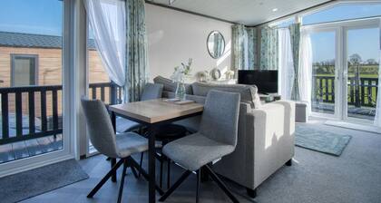 Bumblebee - 2 Bedroom Lodge - Manorbier