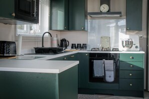 ชาเลท์ (2 Bedrooms) | ครัวส่วนตัว | เตาอบ, เตาประกอบอาหาร, เครื่องล้างจาน, กาต้มน้ำไฟฟ้า