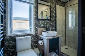 Nhà gỗ (2 Bedrooms) | Phòng tắm | Buồng t  ắm vòi sen, khăn tắm 