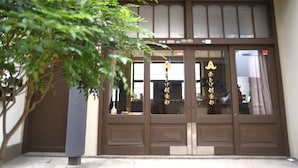 Un edificio japonés tradicional con fachada de madera y grandes puertas de vidrio.