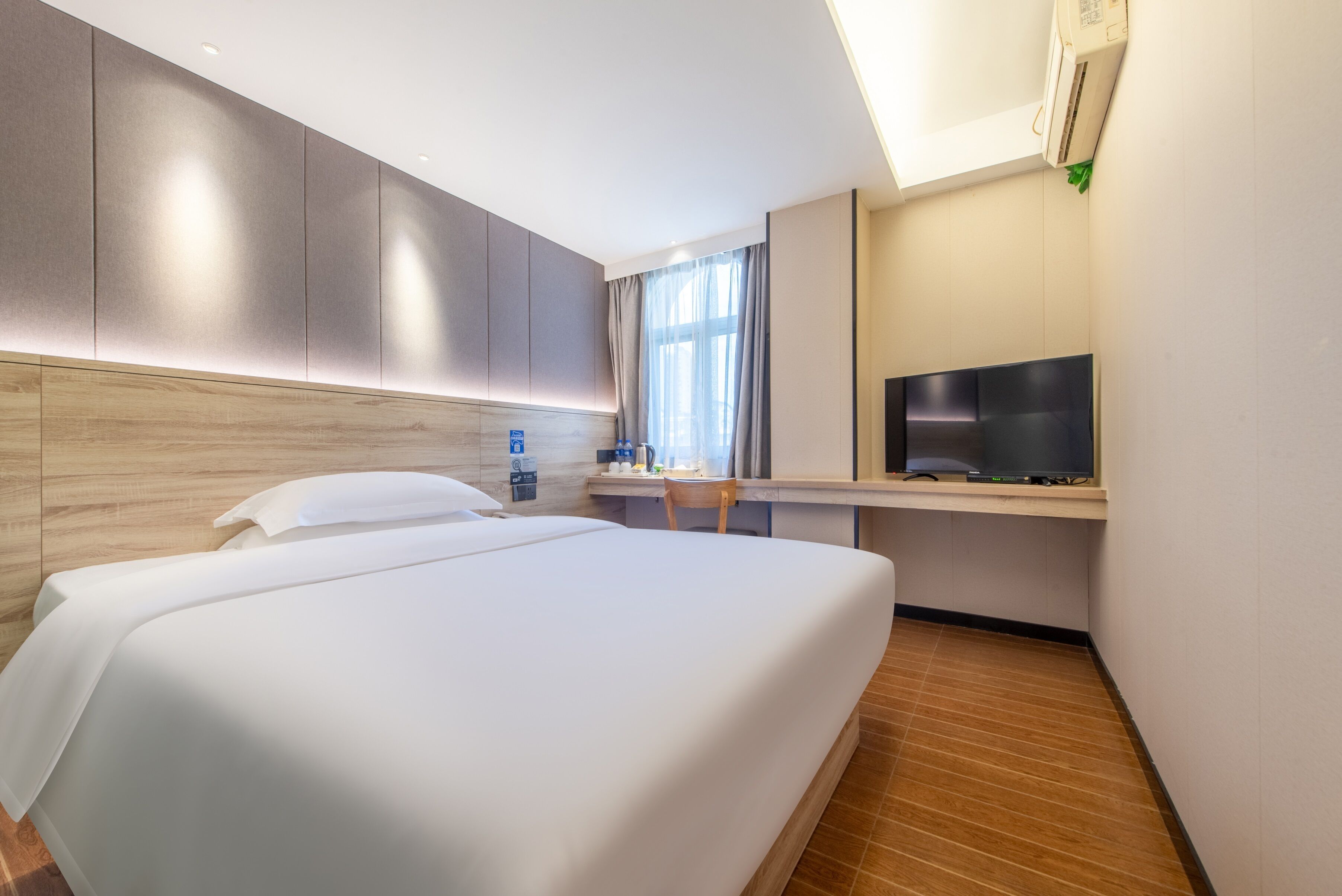 Grand Double Room | Desk, laptop workspace, free WiFi