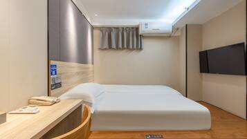 Economy-Doppelzimmer | Schreibtisch, laptopgeeigneter Arbeitsplatz, kostenloses WLAN