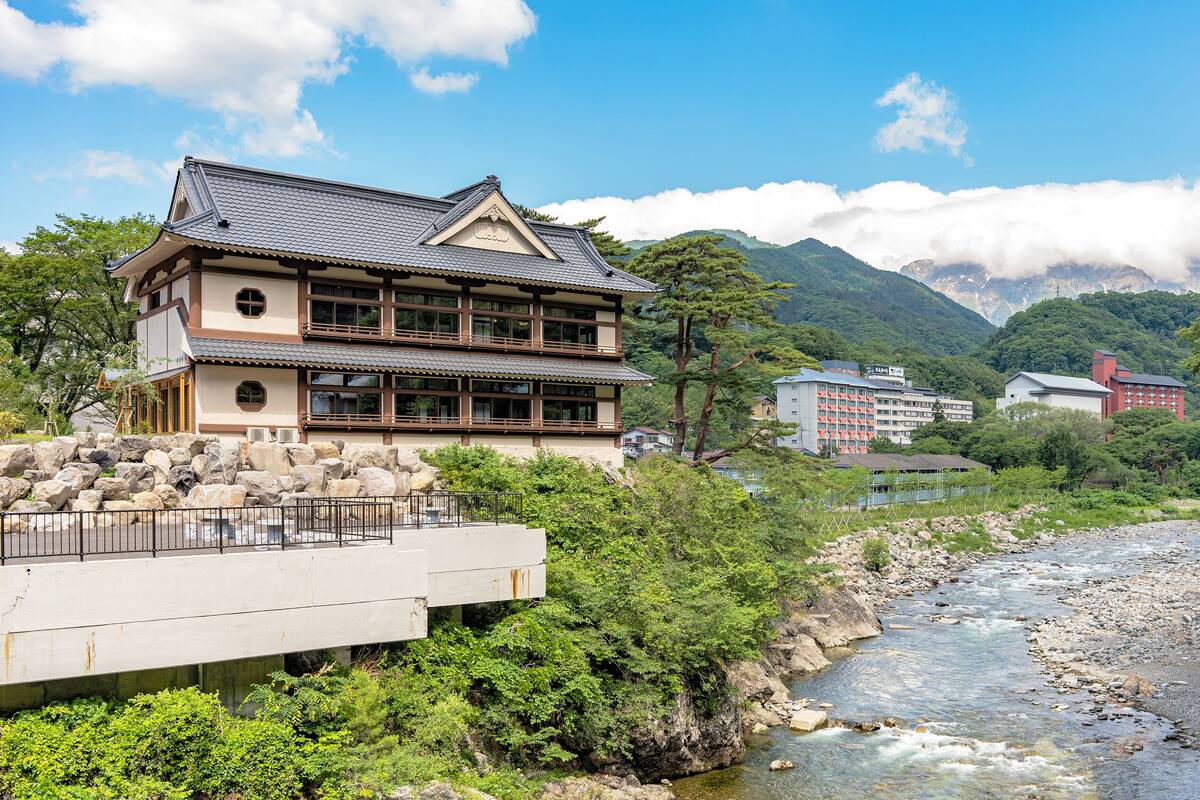 Un edificio japonés tradicional con un río al frente.