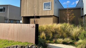 A modern building with a wooden facade and a small window. - Cottage Nil/noi (Masuda)