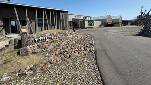 A building with a stone wall and a gravel driveway. - Cottage Nil/noi (Masuda)