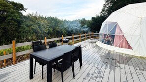 Outdoor dining - Kingdom Glamping Resort (Kimitsu)
