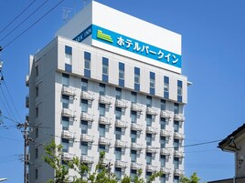 Un edificio de hotel de varios pisos con un cartel que indica que se trata de un hotel.
