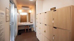 A hotel corridor with lockers, a mirror, and a sink. - Hotel Park Inn Takaoka (Takaoka)
