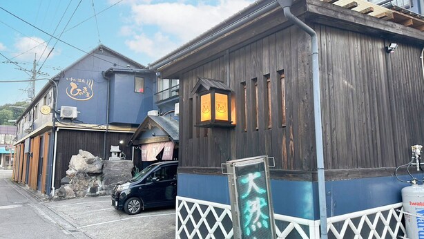 A traditional Japanese building with a blue facade and wooden exterior. - Business Hotel Hinokiya (Hitoyoshi)
