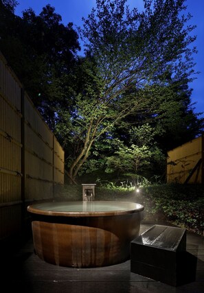 A hot tub in a garden with a wooden fence and trees. - Note/nasu (Nasu)