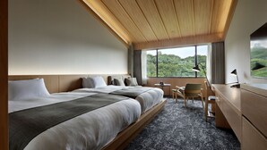 A hotel room with a large bed, a desk, and a view of the outdoors. - Note/nasu (Nasu)