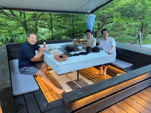 Outdoor dining - Tanba Hoshizora Glamping Shigura Resort (Tamba)