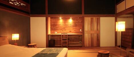 Een bureau, een strijkplank/strijkijzer