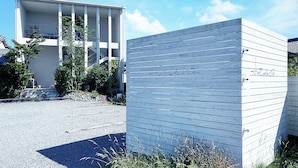A modern building with a flat roof and a large balcony. - L'art de Vie (Matsuyama)
